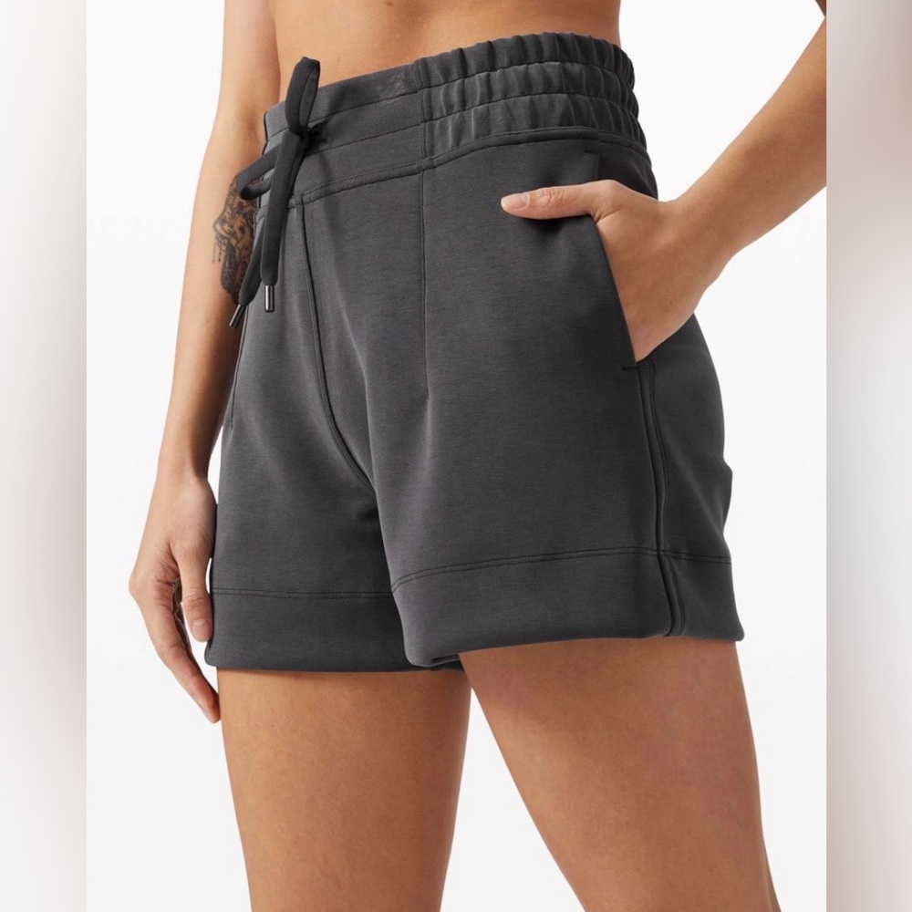 EUC 🍋 Lululemon Soft Ambitions High Rise Short 4"